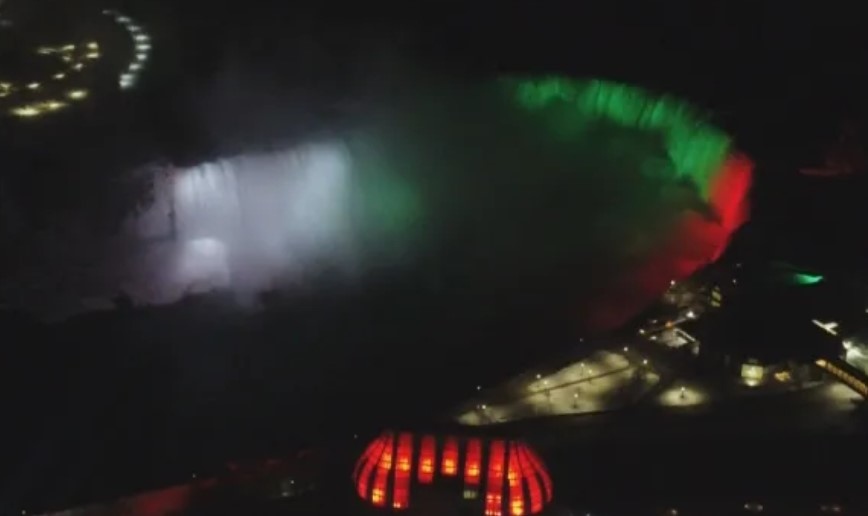 По повод националния празник на България Ниагарският водопад беше оцветен